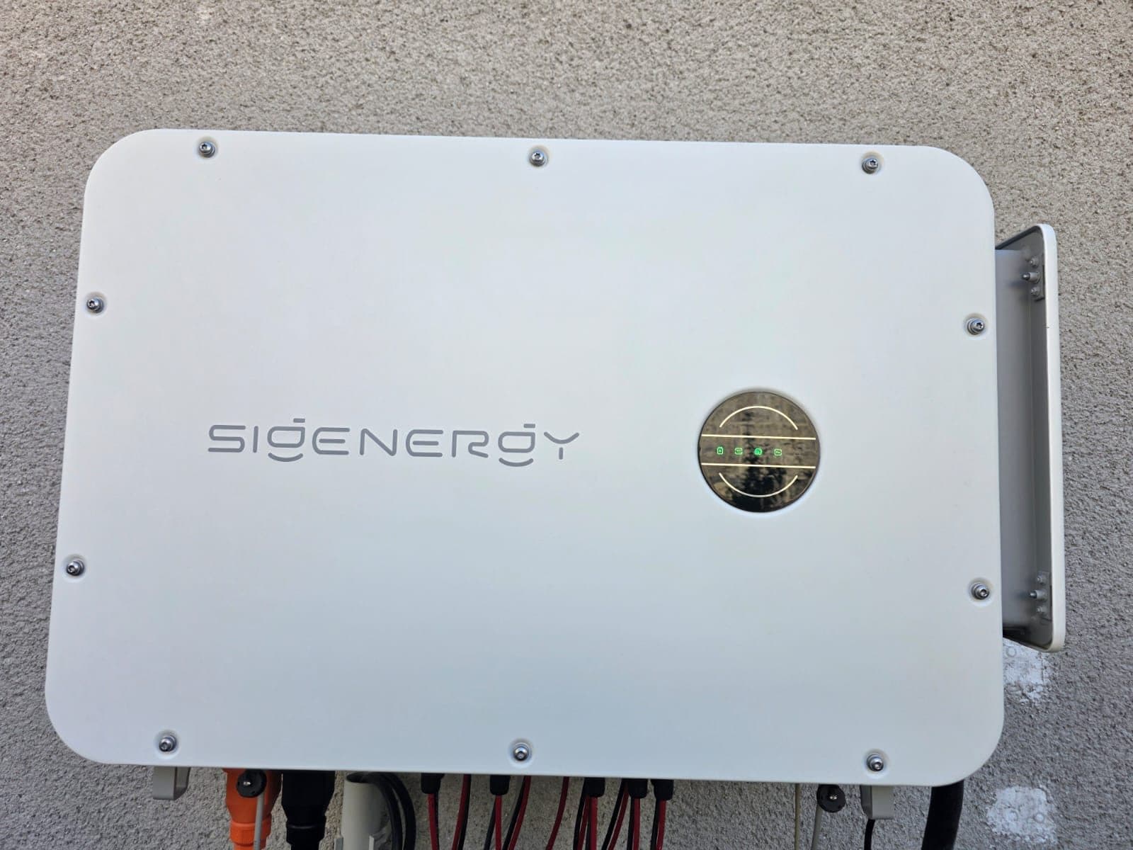 Sigenergy Wechselrichter von vorn mit grün leuchtender Statusanzeige und angeschlossenen DC-Leitungen