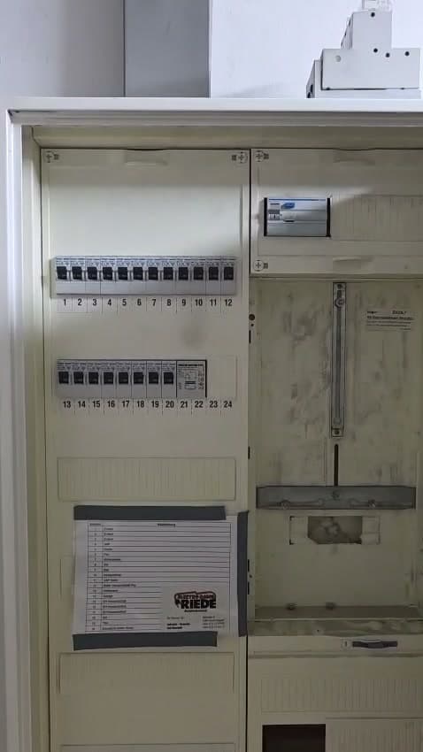 Bisheriger Zählerschrank, jetzt Unterverteilung mit nummerierten Sicherungen und Stromkreisverzeichnis