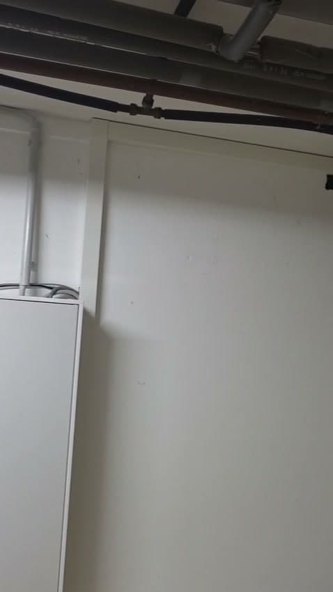 Neue Leitungen in Rohren unter der Decke des Hausanschlussraums