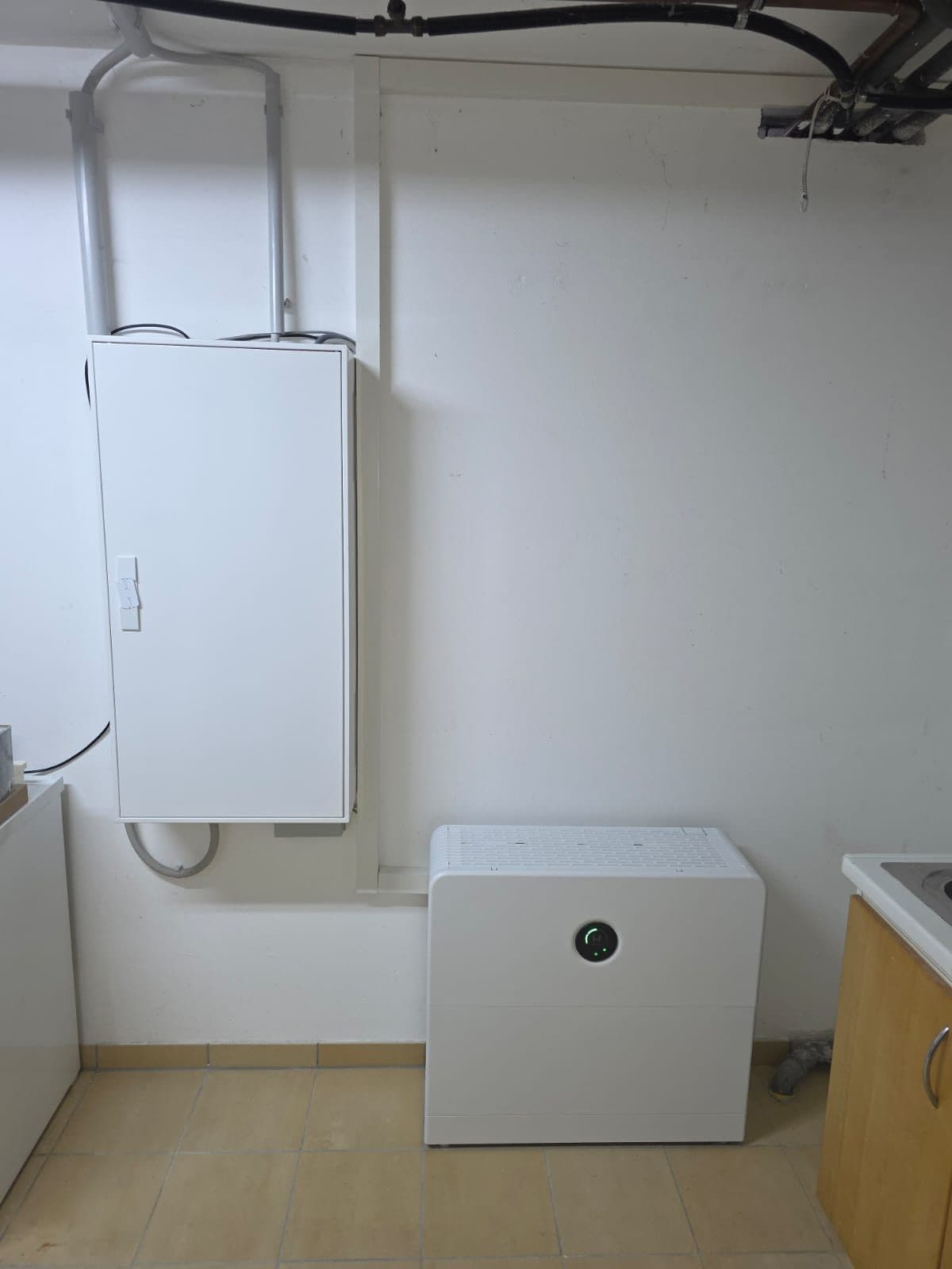 Neuer Zählerschrank an der Wand des Hausanschlussraums, davor der GoodWe ESA mit Wechselrichter und 5 kWh Speicher