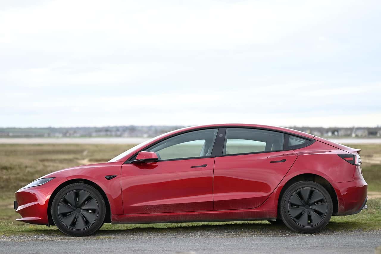E-Auto lädt an einer Wallbox am Einfamilienhaus